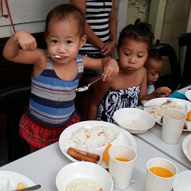 LCIFの援助交付金のおかげで栄養のある食事を食べられる幼い子供たち。